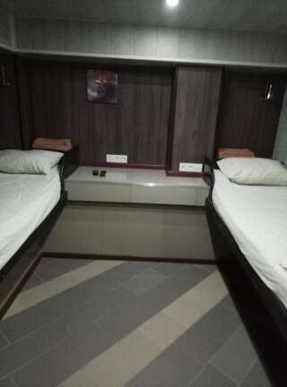 Гостевой дом Guest house Khan Харьков Двухместный номер эконом-класса с 2 отдельными кроватями-1