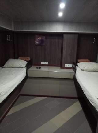 Гостевой дом Guest house Khan Харьков Двухместный номер эконом-класса с 2 отдельными кроватями-1